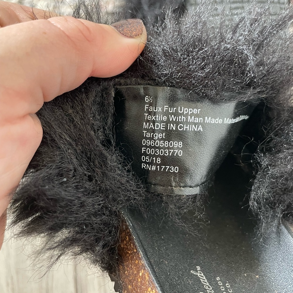 Universal Thread Fuzzy Black Slides - Picture 5 of 6